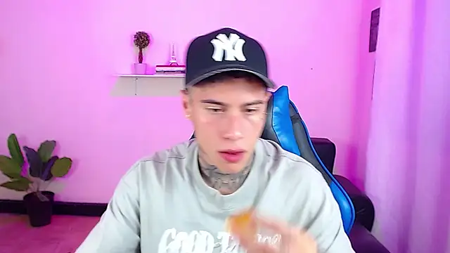 Snapshot of setthomas chatting on November 2025 03:16:02 PM setthomas online show from November 2025 03:16:02 PM