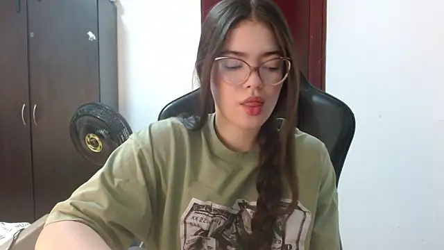 Snapshot of Valentina2390 chatting on June 2026 01:21:01 AM Valentina2390 online show from June 2026 01:21:01 AM