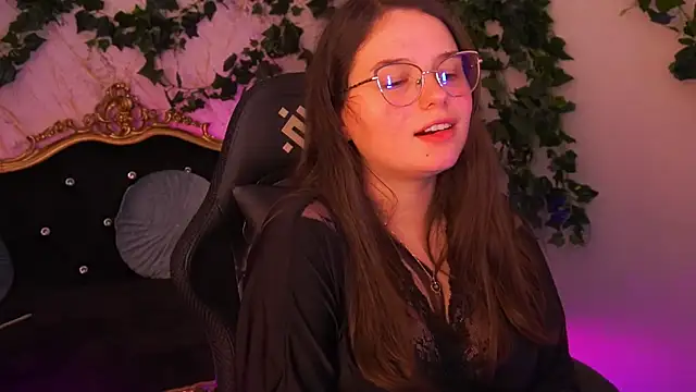 Snapshot of SophieDreamss chatting on December 2025 11:06:02 PM SophieDreamss online show from December 2025 11:06:02 PM