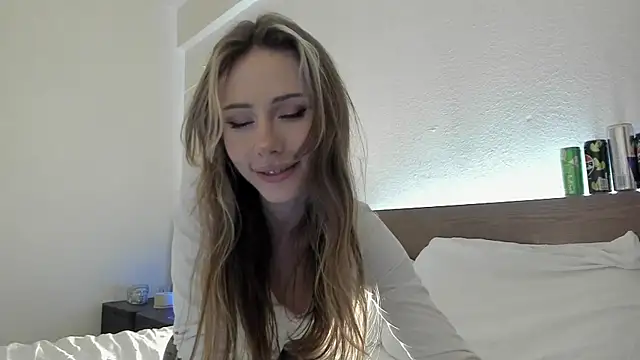 Snapshot of MilaDeLune chatting on December 2025 05:22:02 PM MilaDeLune online show from December 2025 05:22:02 PM