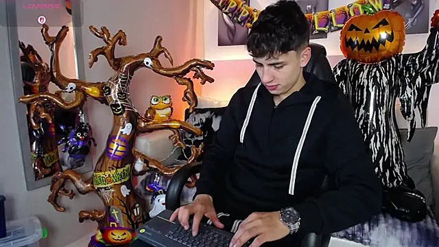 AdrianRinaldi online show from October 2025 08:20:02 PM