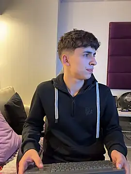 AdrianRinaldi online show from November 2025 08:09:02 PM