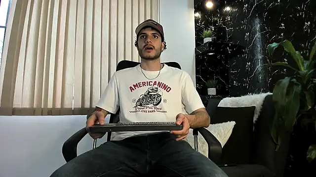 Snapshot of Rafael_Mendezz chatting on November 2025 08:42:02 PM Rafael Mendezz online show from November 2025 08:42:02 PM