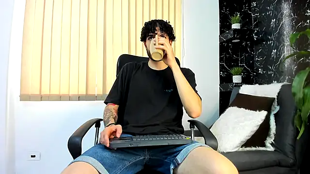 Snapshot of Rafael_Mendezz chatting on November 2025 08:57:02 PM Rafael Mendezz online show from November 2025 08:57:02 PM