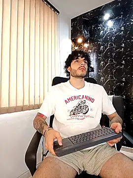 Snapshot of Rafael_Mendezz chatting on December 2025 09:20:02 PM Rafael Mendezz online show from December 2025 09:20:02 PM