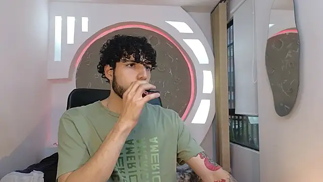 Snapshot of Rafael_Mendezz chatting on October 2025 08:30:01 PM Rafael Mendezz online show from October 2025 08:30:01 PM