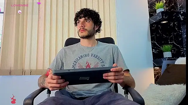 Snapshot of Rafael_Mendezz chatting on December 2025 08:32:02 PM Rafael Mendezz online show from December 2025 08:32:02 PM