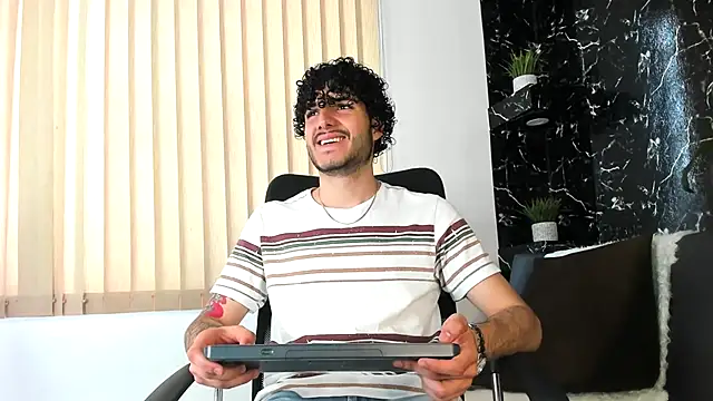 Snapshot of Rafael_Mendezz chatting on November 2025 08:18:02 PM Rafael Mendezz online show from November 2025 08:18:02 PM