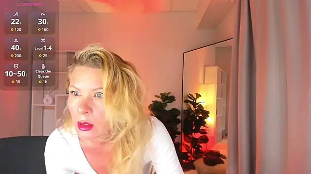 Julia Giulia online show from May 2026 06:22:02 PM