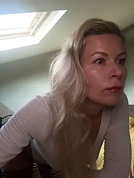 Julia Giulia online show from October 2025 04:55:02 AM