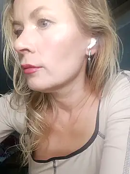 Julia Giulia online show from November 2025 07:51:01 PM