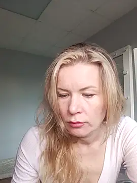 Julia Giulia online show from March 2026 03:49:01 PM