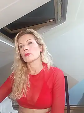 Julia Giulia online show from October 2025 05:02:01 PM