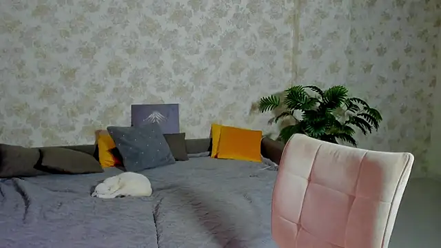 Julia Giulia online show from December 2025 06:45:01 AM