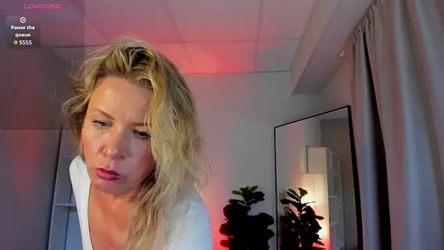 Julia Giulia online show from May 2026 09:45:01 PM