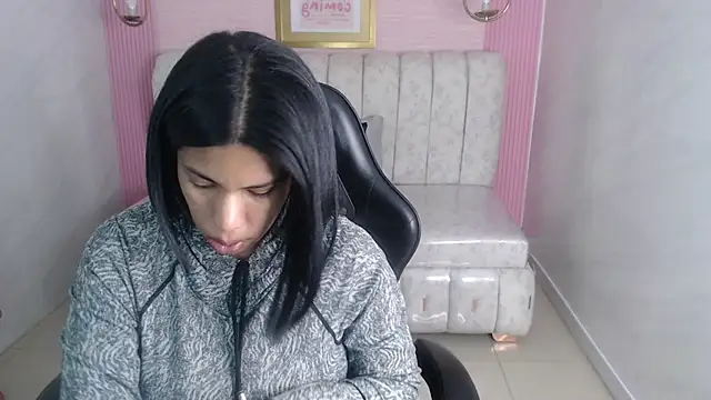 ambar fox s online show from October 2025 03:05:01 AM