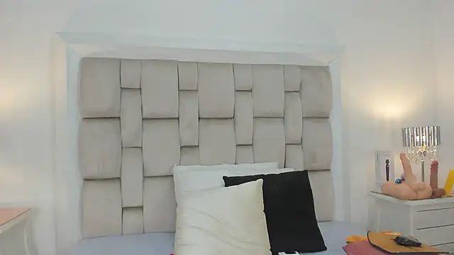 frehia dimou online show from December 2025 11:34:02 AM