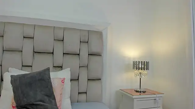 frehia dimou online show from April 2026 11:39:02 AM