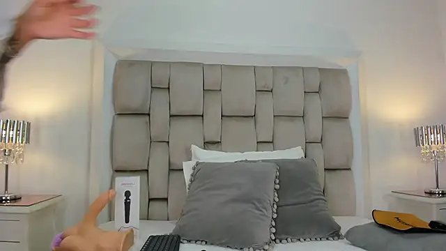 frehia dimou online show from February 2026 12:04:01 PM