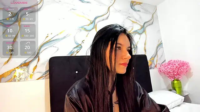 Snapshot of RoxanaBorns_ chatting on June 2026 02:06:02 PM RoxanaBorns online show from June 2026 02:06:02 PM