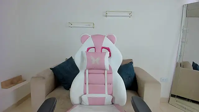 april smiith online show from November 2025 11:59:02 AM