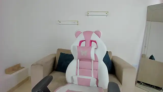 april smiith online show from December 2025 12:15:02 PM