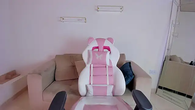 april smiith online show from October 2025 12:15:02 PM