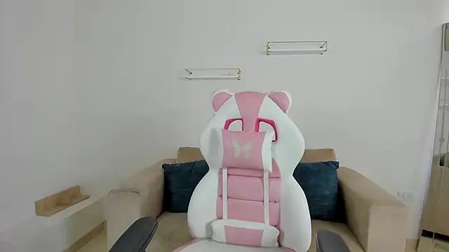 april smiith online show from November 2025 12:19:01 PM