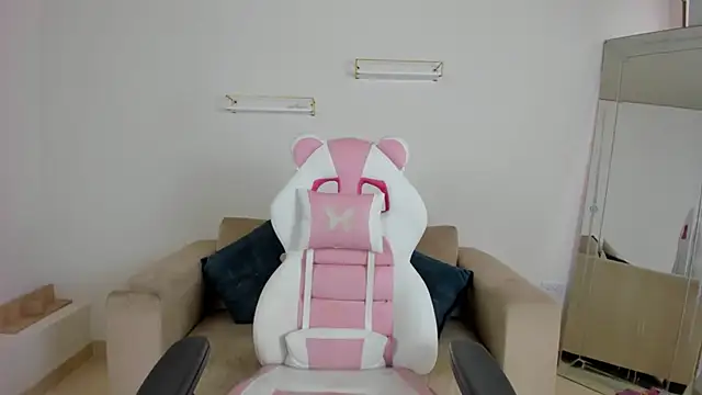 april smiith online show from November 2025 12:27:02 PM