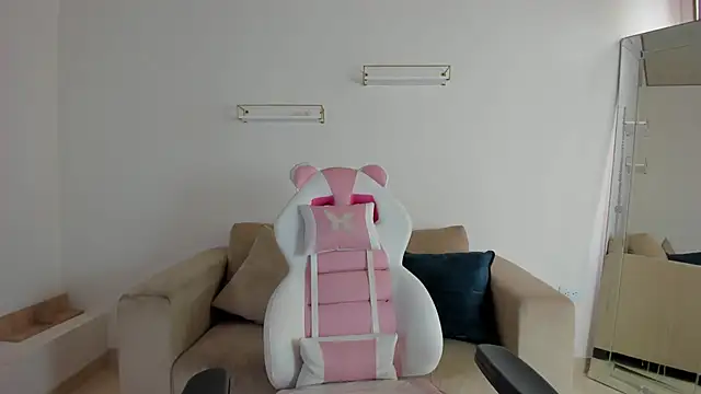 april smiith online show from October 2025 12:17:02 PM