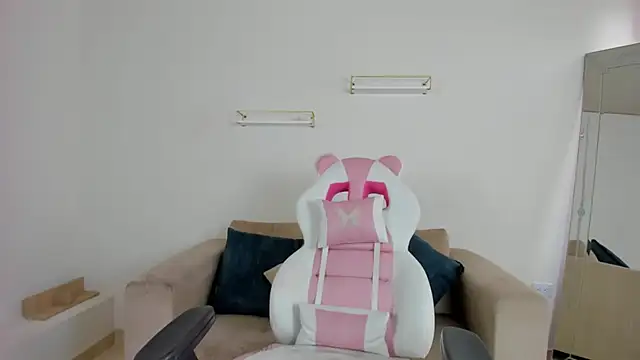 april smiith online show from December 2025 12:18:02 PM