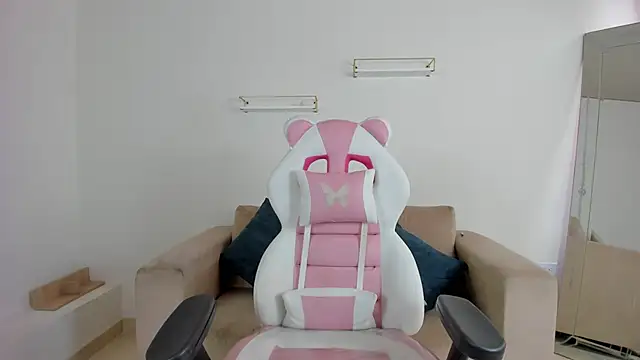 april smiith online show from November 2025 12:19:02 PM