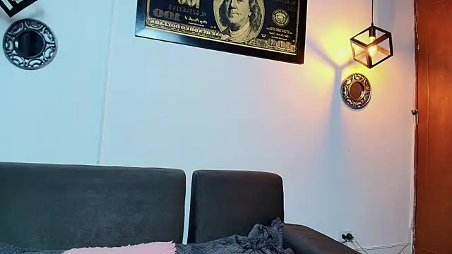 naomi campbel  online show from October 2025 01:58:01 PM