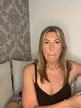 Snapshot of CurvyMILF_Sienna chatting on June 2026 07:11:01 PM CurvyMILF Sienna online show from June 2026 07:11:01 PM