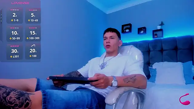 Snapshot of Thomas_moon chatting on November 2025 02:18:02 PM Thomas moon online show from November 2025 02:18:02 PM