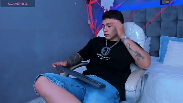 Snapshot of Thomas_moon chatting on November 2025 09:29:01 PM Thomas moon online show from November 2025 09:29:01 PM