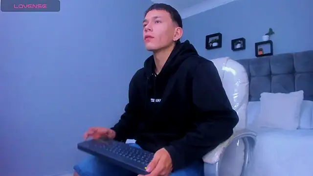 Snapshot of Thomas_moon chatting on December 2025 12:37:01 PM Thomas moon online show from December 2025 12:37:01 PM