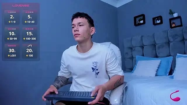 Snapshot of Thomas_moon chatting on November 2025 11:36:02 AM Thomas moon online show from November 2025 11:36:02 AM