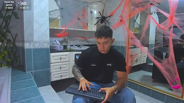 Snapshot of Thomas_moon chatting on October 2025 11:33:01 AM Thomas moon online show from October 2025 11:33:01 AM