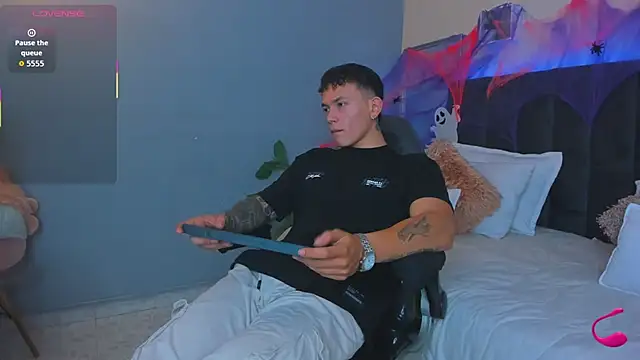 Snapshot of Thomas_moon chatting on October 2025 12:26:02 PM Thomas moon online show from October 2025 12:26:02 PM