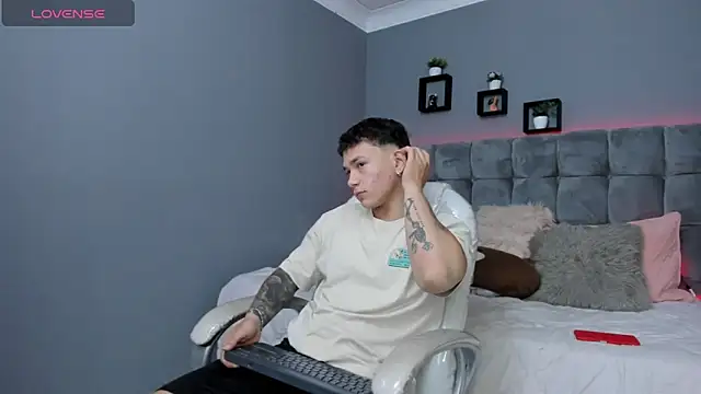 Snapshot of Thomas_moon chatting on September 2025 12:54:01 PM Thomas moon online show from September 2025 12:54:01 PM