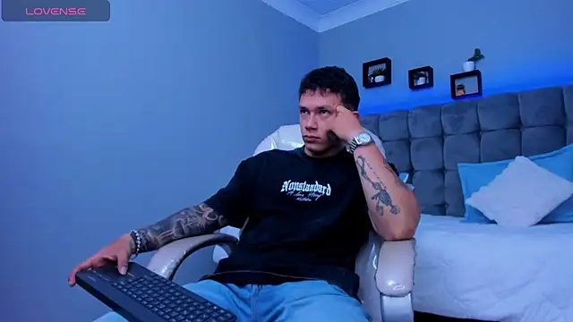 Snapshot of Thomas_moon chatting on November 2025 12:05:01 PM Thomas moon online show from November 2025 12:05:01 PM