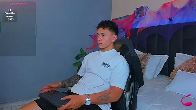 Snapshot of Thomas_moon chatting on October 2025 12:17:01 PM Thomas moon online show from October 2025 12:17:01 PM