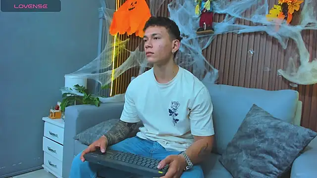 Snapshot of Thomas_moon chatting on October 2025 11:20:02 AM Thomas moon online show from October 2025 11:20:02 AM