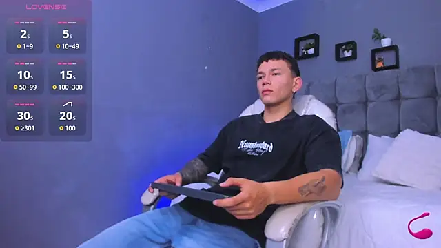 Snapshot of Thomas_moon chatting on November 2025 11:58:02 AM Thomas moon online show from November 2025 11:58:02 AM