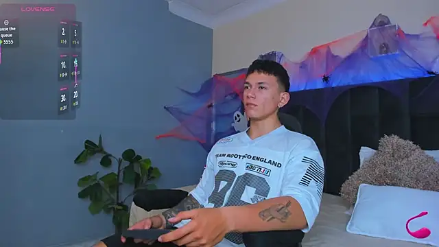 Snapshot of Thomas_moon chatting on October 2025 12:48:02 PM Thomas moon online show from October 2025 12:48:02 PM