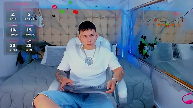 Snapshot of Thomas_moon chatting on October 2025 01:44:02 PM Thomas moon online show from October 2025 01:44:02 PM