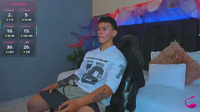 Snapshot of Thomas_moon chatting on October 2025 01:10:02 PM Thomas moon online show from October 2025 01:10:02 PM