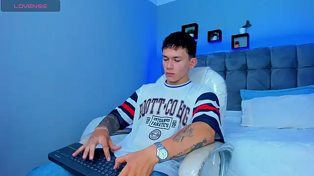 Snapshot of Thomas_moon chatting on December 2025 12:55:01 PM Thomas moon online show from December 2025 12:55:01 PM