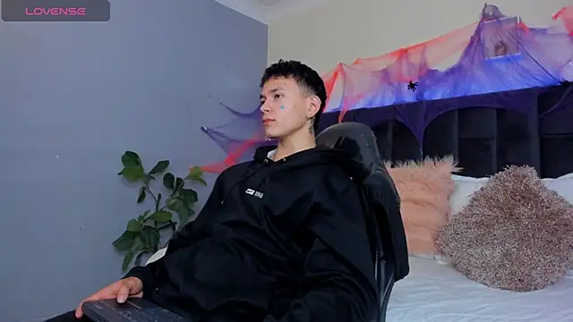 Snapshot of Thomas_moon chatting on October 2025 01:20:01 PM Thomas moon online show from October 2025 01:20:01 PM